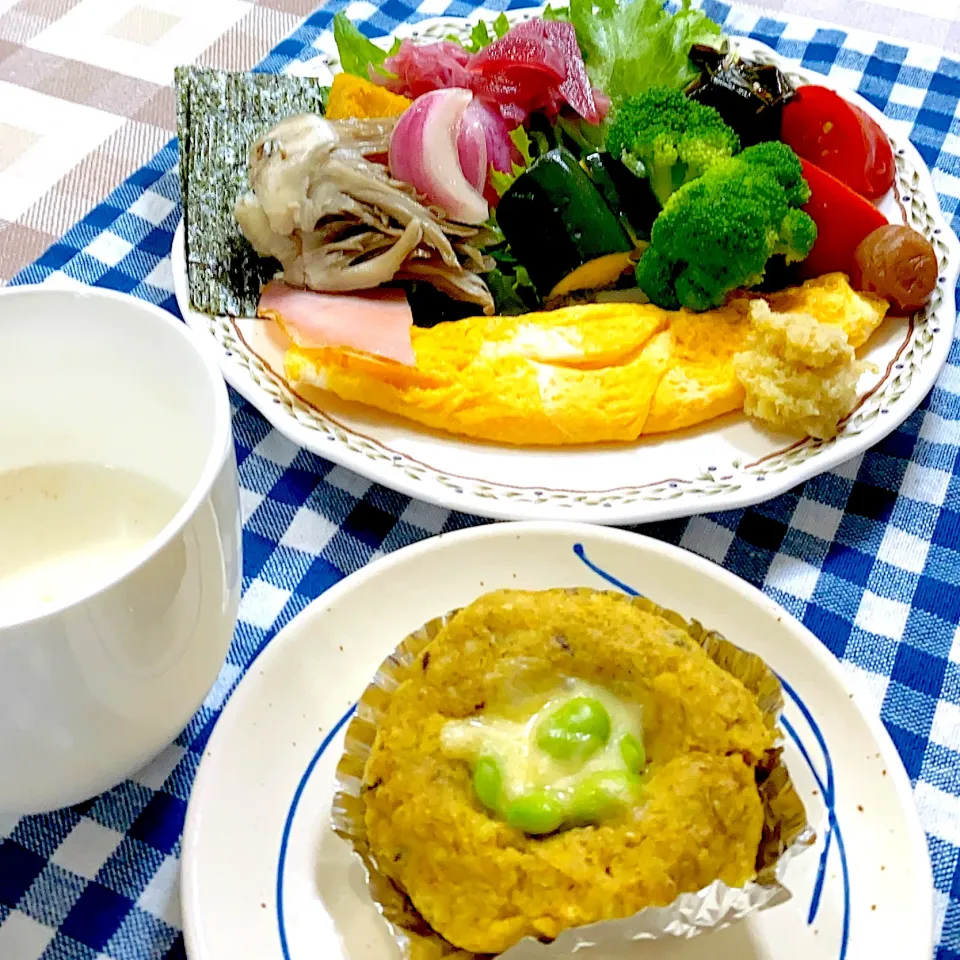 Snapdishの料理写真:今日の朝ごはん★かぼちゃと枝豆とチーズのオートミール蒸しパン|riko30294さん