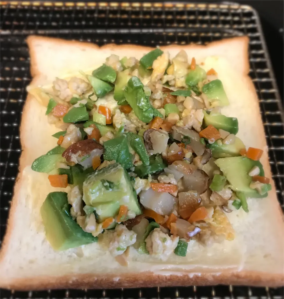 五目納豆そぼろ×アボカドチーズトースト🥑🥪…をチーズ乗せて焼く前|morimi32さん