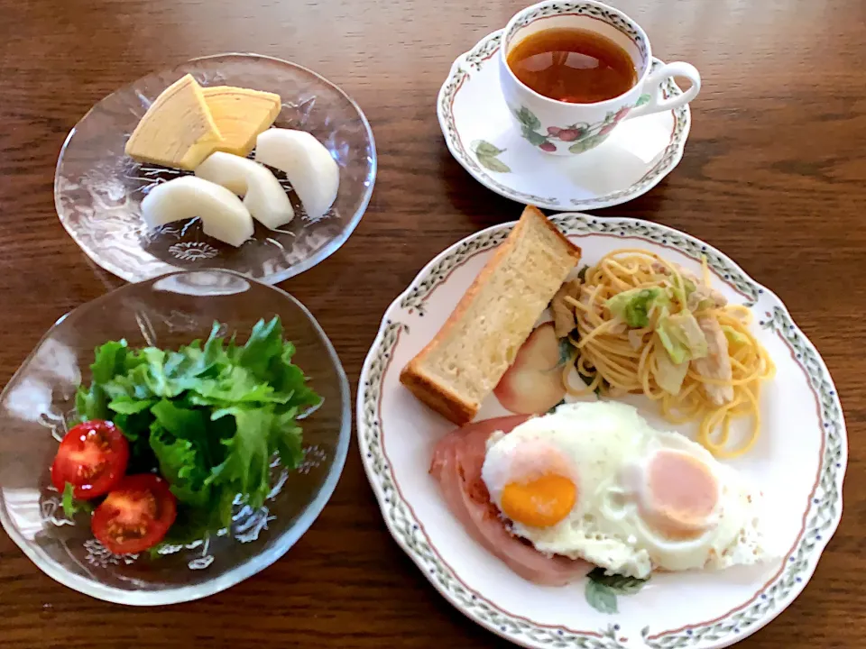 Snapdishの料理写真:ハムエッグ🍳サラダ🥗トマト・オニオンスープチーズ入り🍅🧅🧀鶏胸肉とキャベツのスパゲティ🥬蜂蜜バタートースト🍯🧈🍞梨・バームクーヘン🧁今日のブランチ20210823|rococoさん