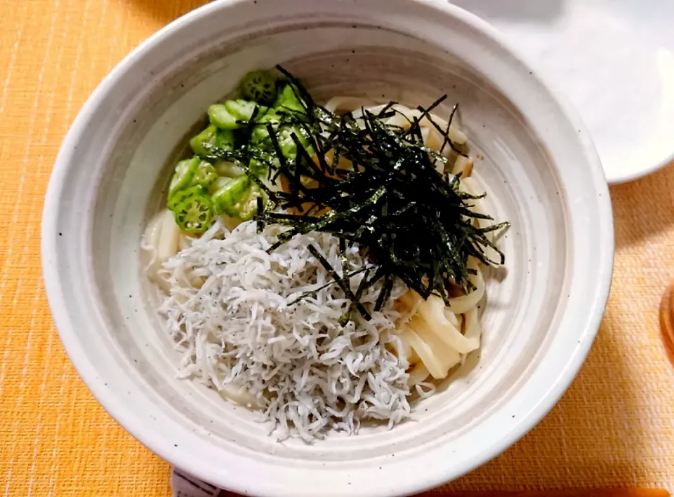 Snapdishの料理写真:釜揚げうどん
  カトキチ冷凍うどん、オクラ(福井産)、しらす(静岡産)、卵黄(福地鶏)|A-YA-YA-YAさん