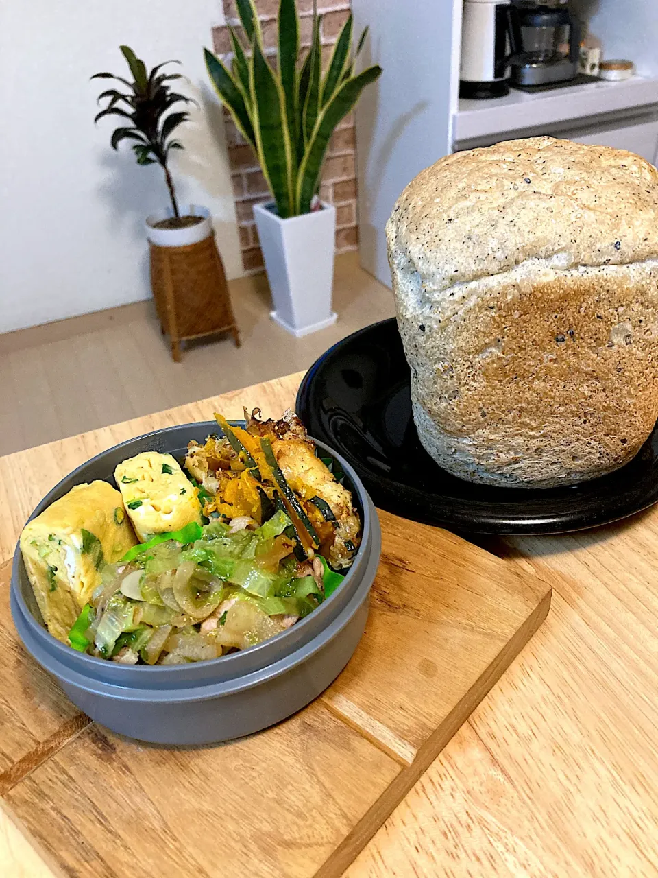 朝焼き胡麻パンドミ🍞と、旦那さんのお弁当オカズ♡|さくたえさん