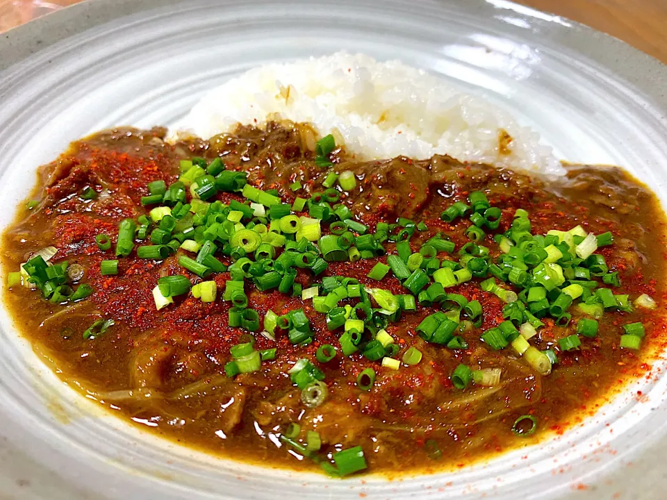 Snapdishの料理写真:激辛牛すじ入れ過ぎネギカレー🍛🔥|buhizouさん