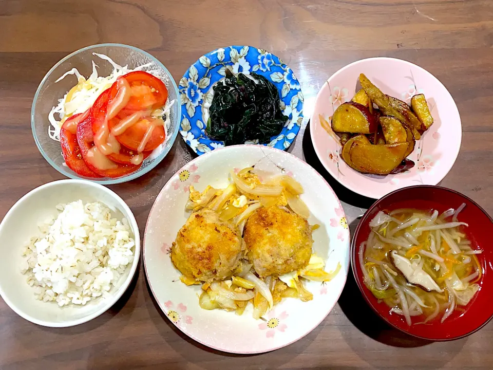 Snapdishの料理写真:豚こまでカツ煮　色々野菜の中華スープ　さつまいもとごぼうの甘辛焼き　金時草のおひたし　トマトサラダ|おさむん17さん