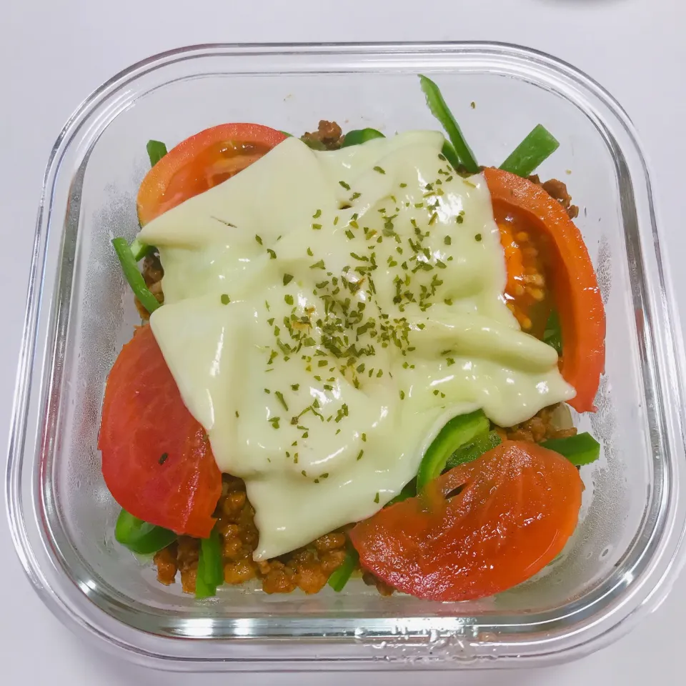 レンチン夏野菜のミートチーズ焼き🍅🫑🧀|mayuさん