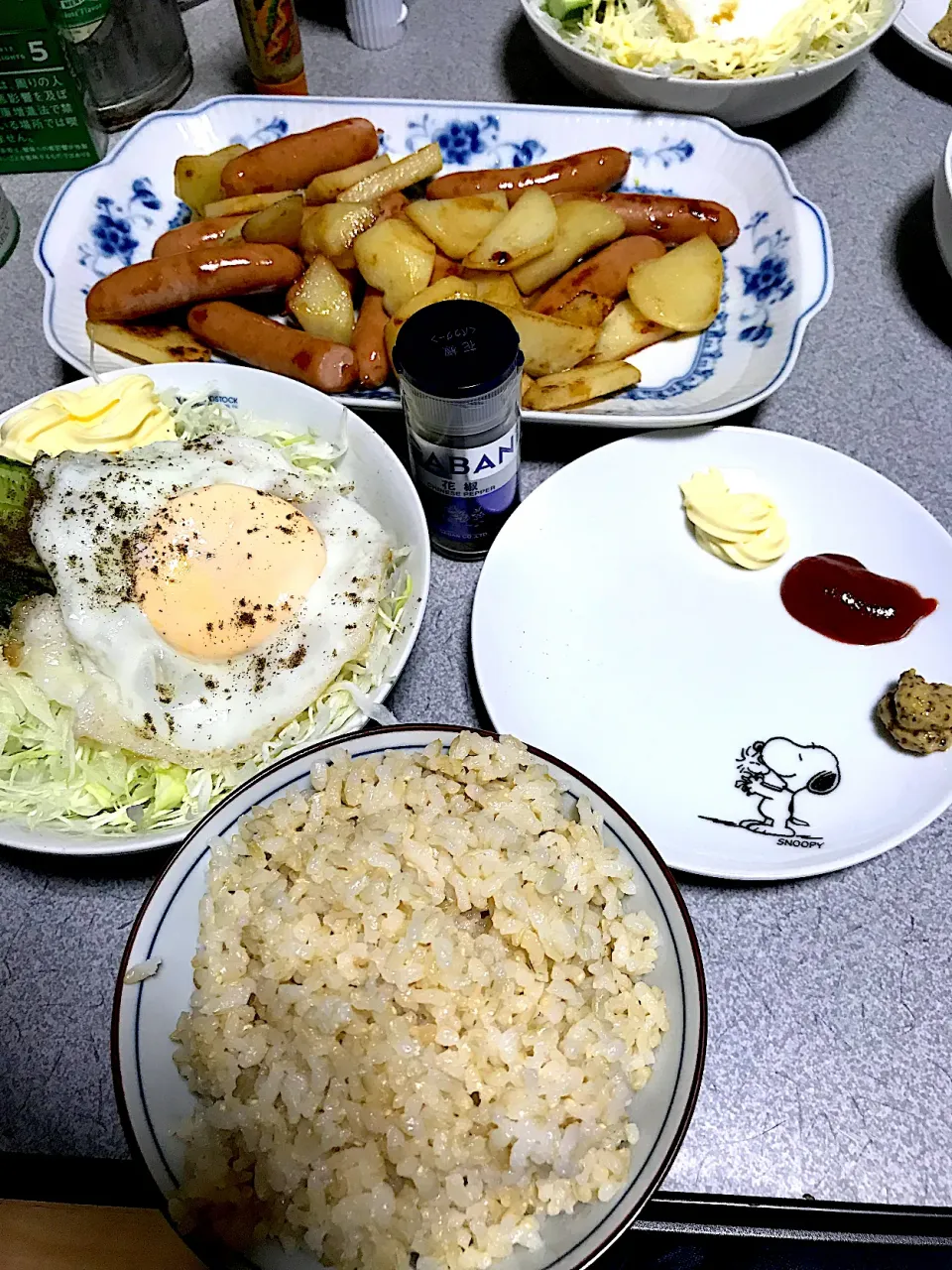 念願の粒マスタードで #夕飯　ロウカット玄米ご飯、じゃがウインナー焼き(粒マスタード、ケチャップ、マヨ)、目玉焼き(ターンオーバーじゃないやつ)キャベツきゅうりサラダ|ms903さん