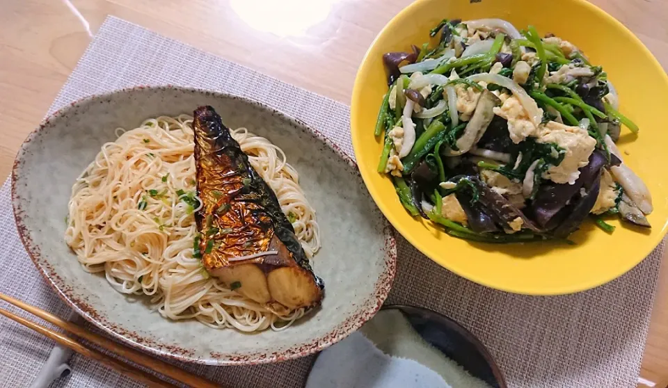 Snapdishの料理写真:＊焼き鯖そうめん(滋賀県ソウルフード)
🌤️夏バテにはコレだぁ～❗😆

＊茄子、ツルムラサキとキクラゲ、しめじの卵炒め|A-YA-YA-YAさん