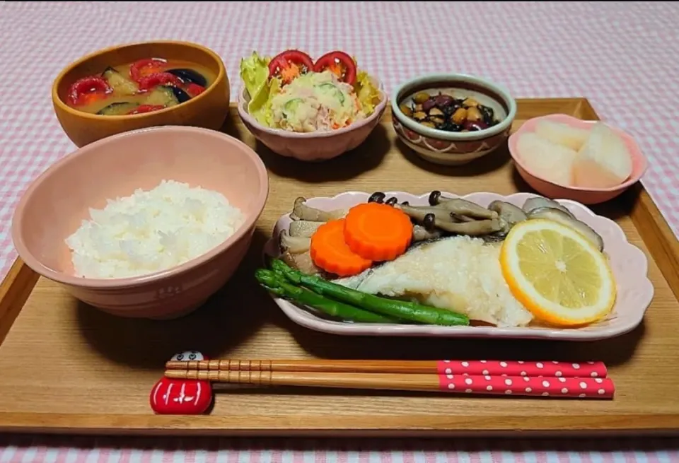 ❁きのこたっぷり 鱈の塩糀蒸し
❁ひじきとお豆の糀甘酒煮
❁ポテトサラダ
❁ごはん
❁揚げ茄子とミニトマトのお味噌汁
❁梨|みかんちょこさん