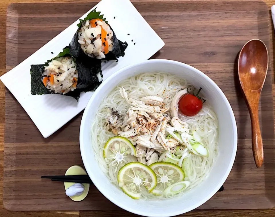 Snapdishの料理写真:鯛尽くしランチ 鯛塩そうめんと鯛めしむすび🍙|morimi32さん