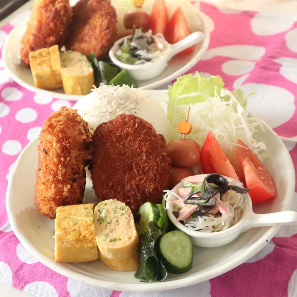 高校生男子＆中学生男子夏休み置きランチ🍱冷凍コロッケ揚げただけ😁|なかじー。さん