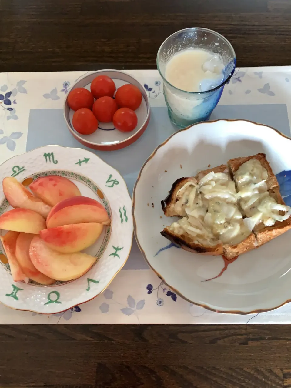 Snapdishの料理写真:ブルーチーズにオニオンに蜂蜜🍯と手作り甘酒✨✨|tamemitiさん