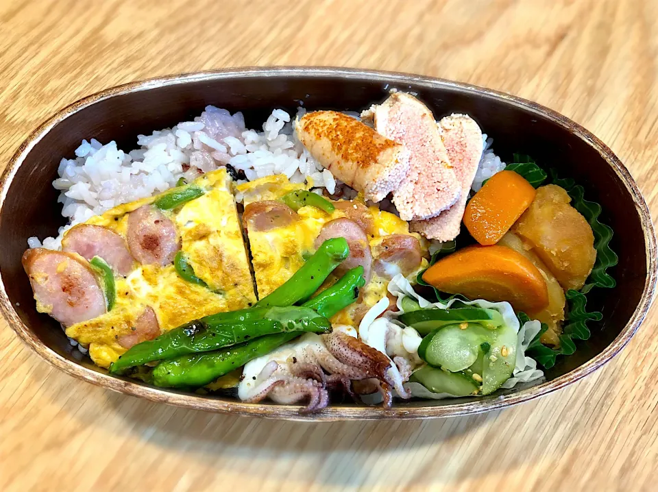 Snapdishの料理写真:サラ弁　　　　　　　　　　　　　　　　　烏賊げそとオクラ塩焼き　ウインナーオムレツ　胡瓜酢物　じゃがいも煮っ転がし　辛子明太子|じゅんさんさん