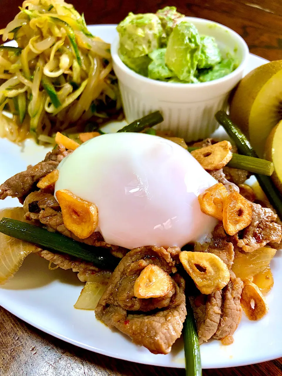 牛肉とにんにくの芽炒め温玉のせ|あおりんさん