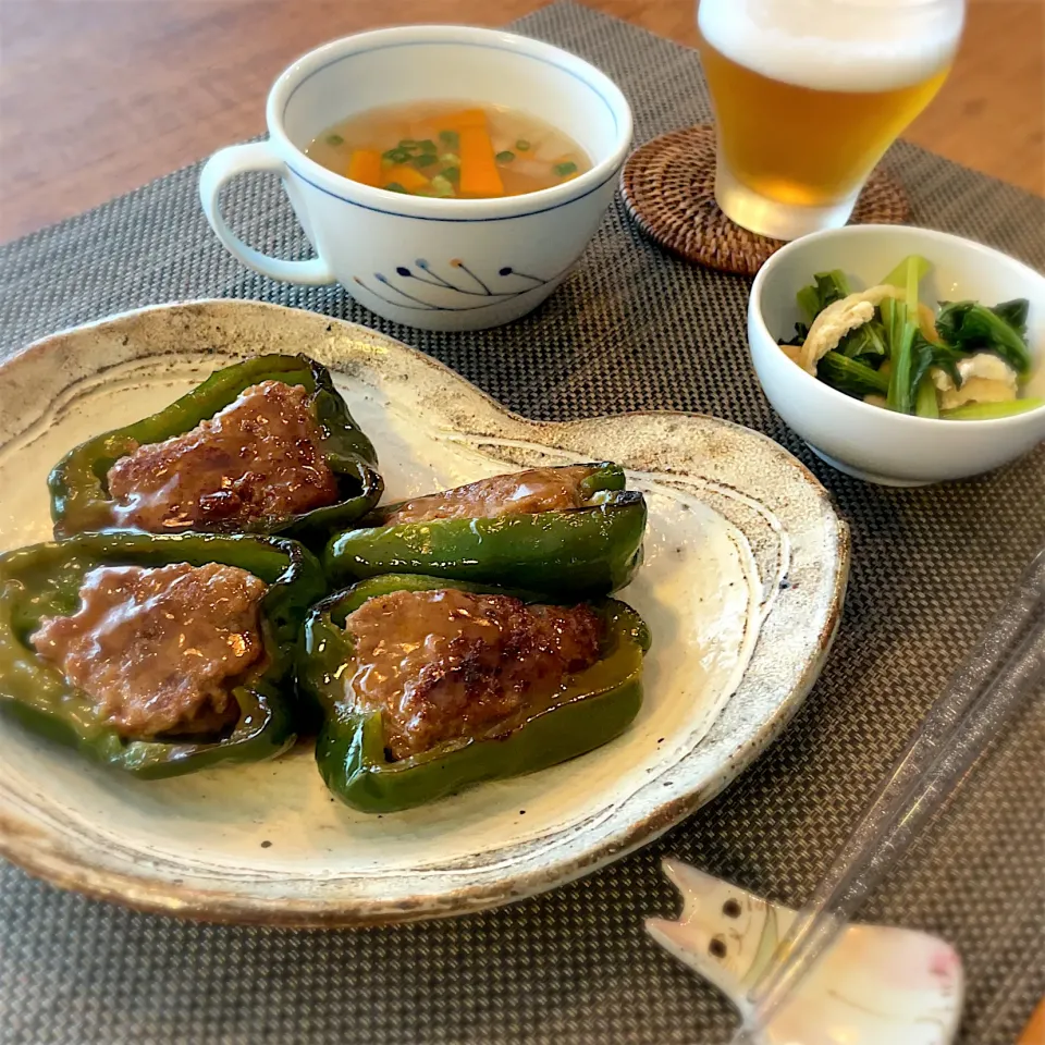 Snapdishの料理写真:ピーマンの肉詰め
油あげと小松菜のおひたし
豆腐入りコンソメスープ|𓇼 Ⓢ Ⓗ Ⓘ Ⓝ Ⓞ Ⓑ Ⓤ 𓇼さん