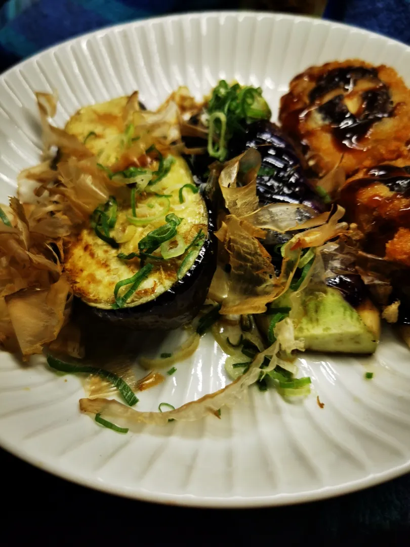 少ない油でジューシー焼き茄子と
椎茸と海老のフライ👌🍺乾杯🍻|ペンギンさん