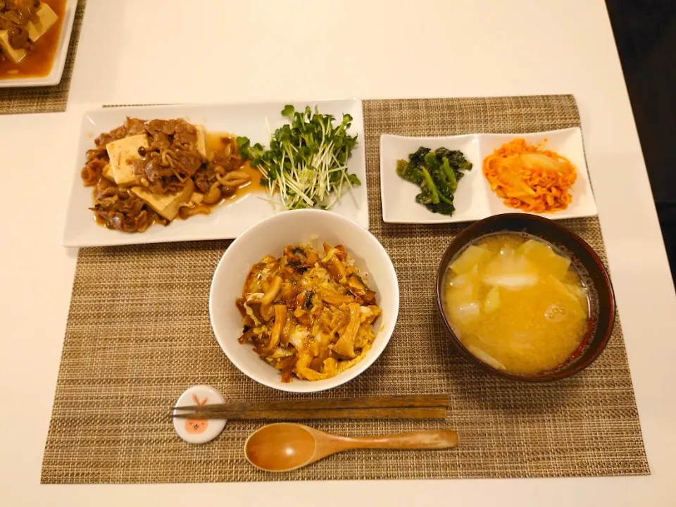 Snapdishの料理写真:今日の夕食　牛肉と豆腐のオイスターソース煮、ほうれん草の胡麻和え、切り干し大根のキムチ和え、鰻卵丼、玉ねぎとキャベツの味噌汁|pinknari🐰🌈さん