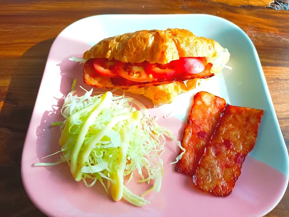 croissant with bacon|sasyさん