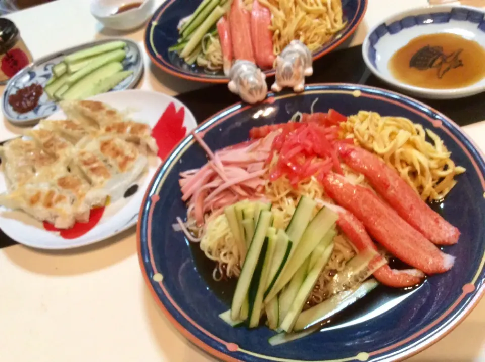 冷やし中華、まだやってまーす！
チルドの餃子と磯自慢きゅうりで晩御飯。|Takeshi  Nagakiさん