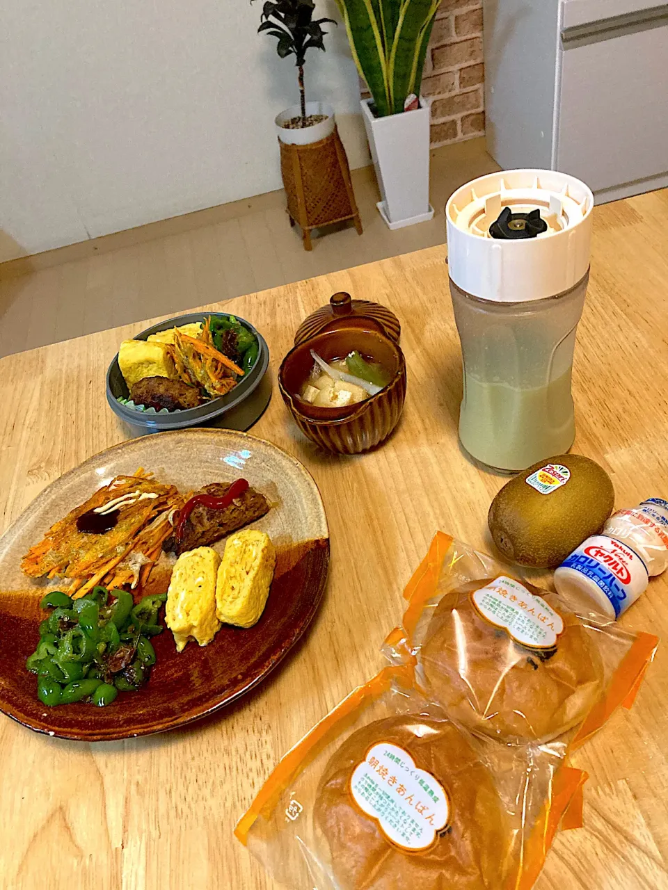 Snapdishの料理写真:頂きモノの朝焼きあんぱん＊キウイ＊ヤクルト＊グリーンスムージー、旦那さんのお弁当オカズでmyランチプレート☺️|さくたえさん