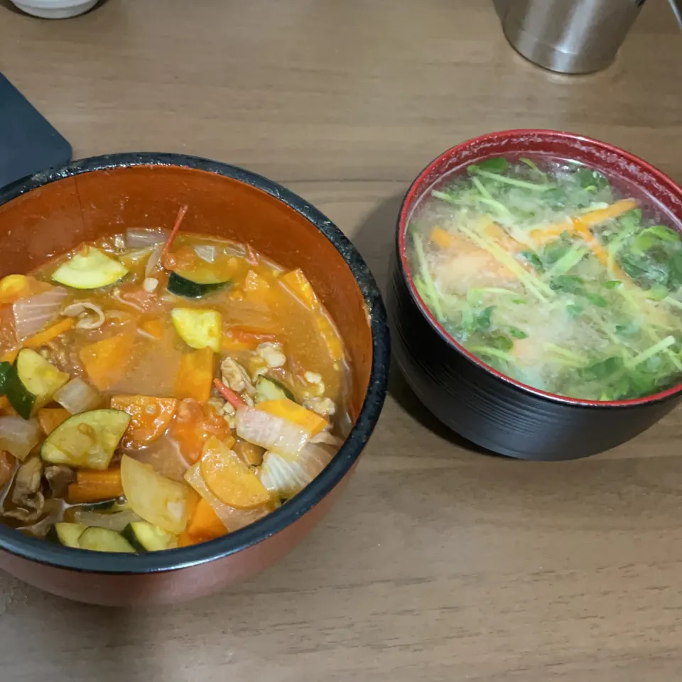 Snapdishの料理写真:ズッキーニのトマト炒め・人参と豆苗の味噌汁|a-parkさん