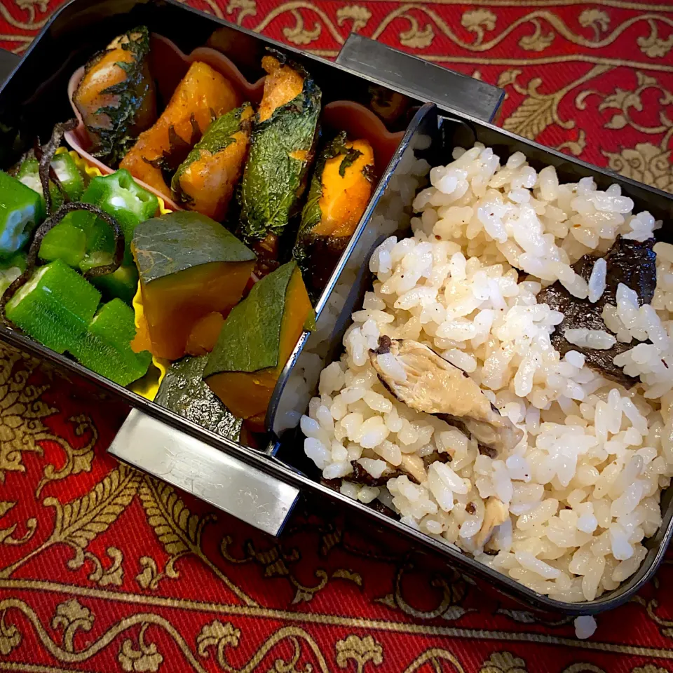 鮭の紫蘇巻きと、オクラの昆布和えと、南瓜の煮物と、椎茸ご飯弁当|もえさん