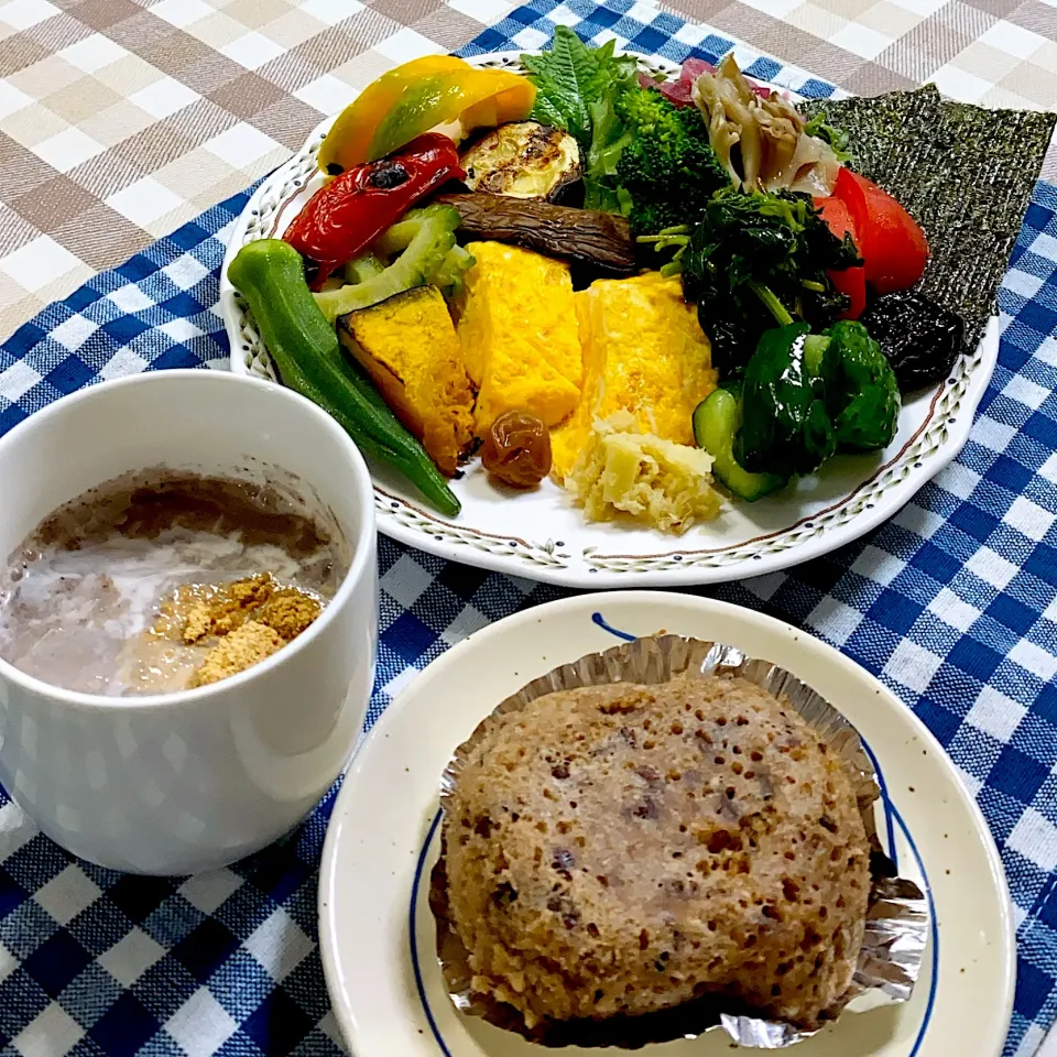 Snapdishの料理写真:今日の朝ごはん★オートミールとライ麦で作った小豆蒸しパン|riko30294さん