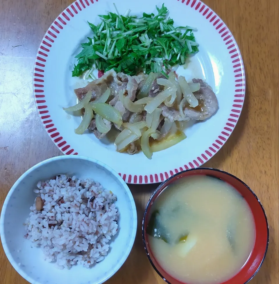 ８月２３日　生姜焼き　水菜のサラダ　じゃがいもとわかめのお味噌汁|いもこ。さん