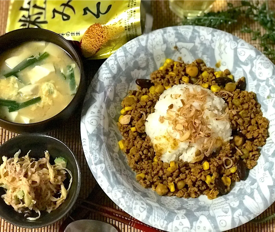 お湯ポチャ大豆ミートのキーマカレー&胡麻ドレマヨ戻さない切り干し大根サラダ&粒味噌ニラ玉味噌汁　の防災食‼️|noeさん