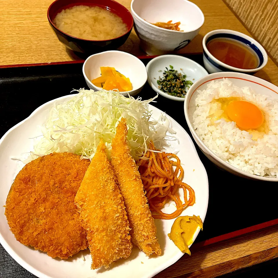 Snapdishの料理写真:メンチカツとイカフライ定食ゆず卵付き@のみた家三平(月島)|塩豚骨さん