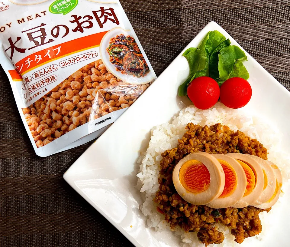 Snapdishの料理写真:大豆のお肉ミンチでドライカレー　味玉をのせて|miyumiyu1013さん