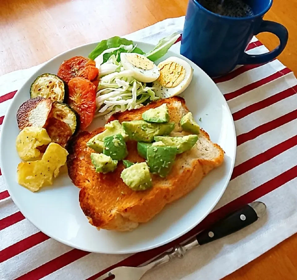 アボカドトーストで朝ごはん|えるえるさん