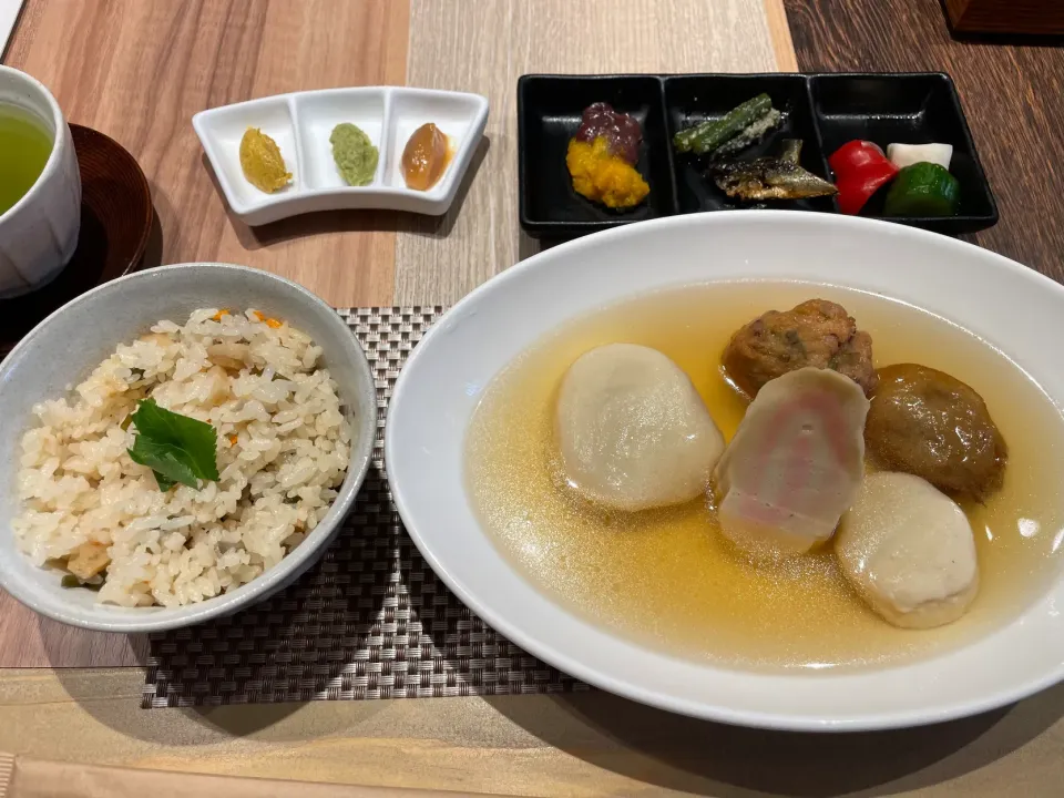 小田原出張ランチは、おでん茶飯ランチ@小田原おでん本店ミナカ店。おでんは5種をチョイス。お出汁含め絶品でした。|sniper66さん