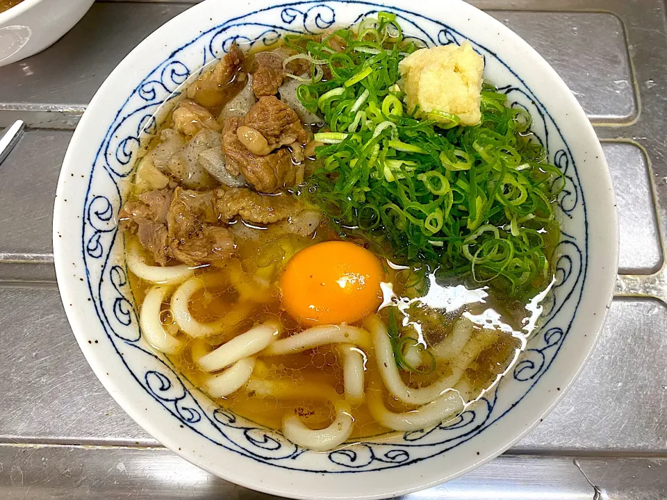 うちの肉うどん　３日煮込んだ和牛のスジ　ショウガ盛　卵トッピング|さくたろうさん