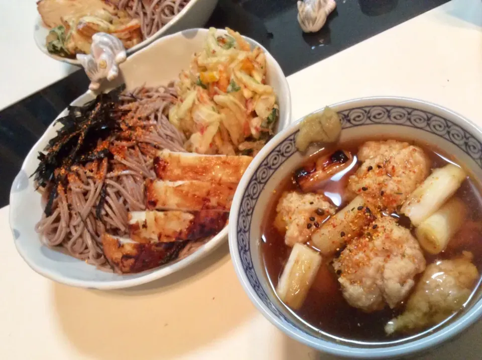 蒸し暑かったですね〜
冷たいお蕎麦で、温かい付け汁には、焼きネギと手作りつくねがゴロゴロ。
スーパーで買ってきた玉ねぎ天と、かき揚げで晩御飯。|Takeshi  Nagakiさん