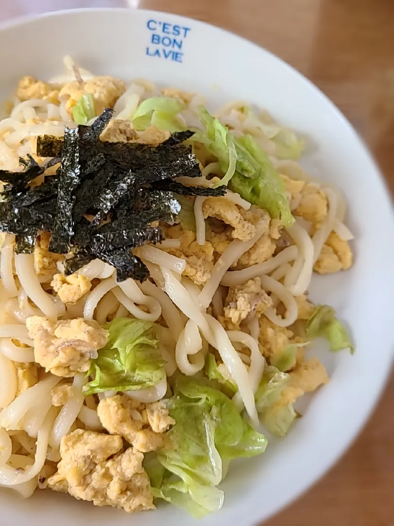 玉子とレタスの甘辛冷やし焼きうどん😋|みぽりん♪さん