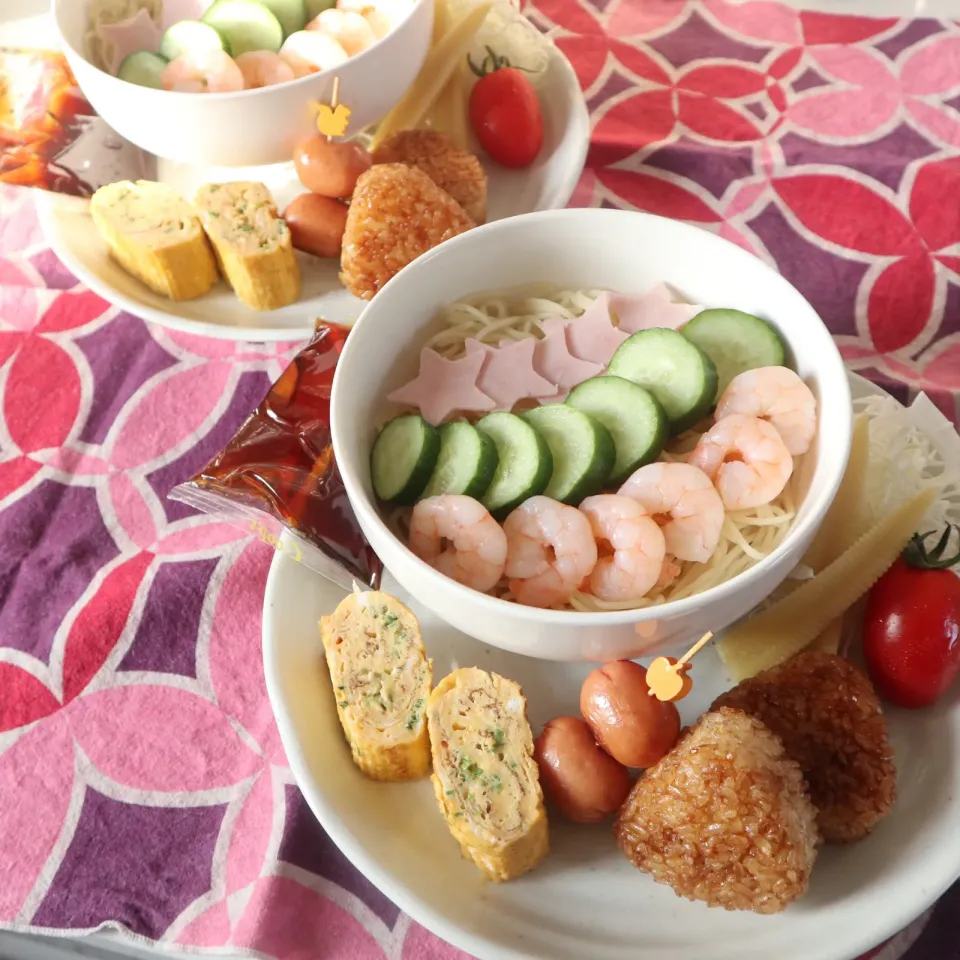 Snapdishの料理写真:高校生男子＆中学生男子短縮授業置きランチ🍱冷麺と冷凍焼きおにぎりでズボラ飯|なかじー。さん