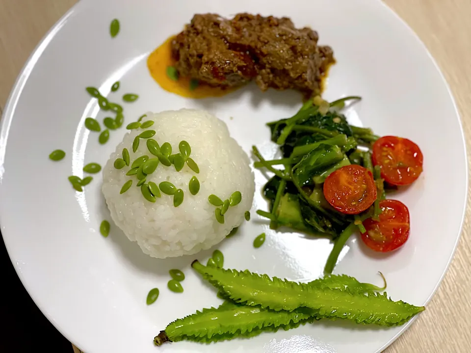 Snapdishの料理写真:Oseng daun ubi, rendang & Pete China|yeni kartikasariさん