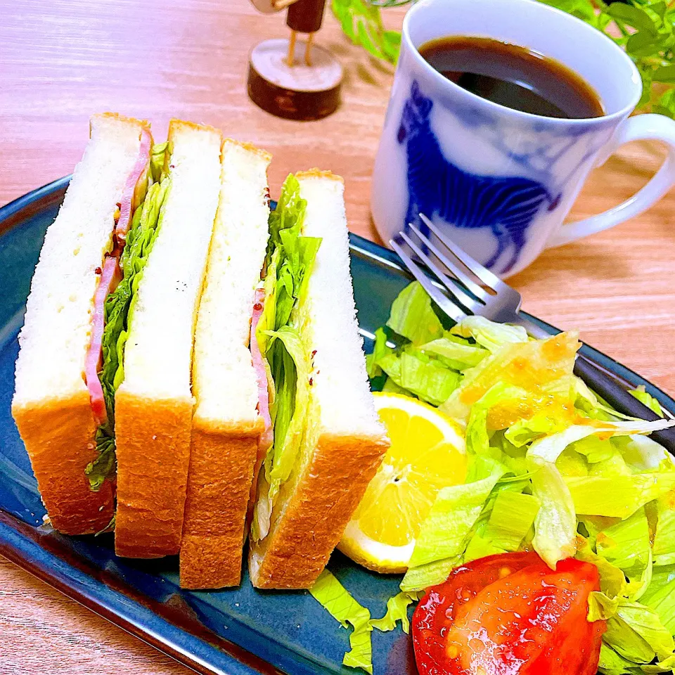 おはようは、🥪パンのミミ付きハムサンドと☕️ホットコーヒー|Sの食卓さん