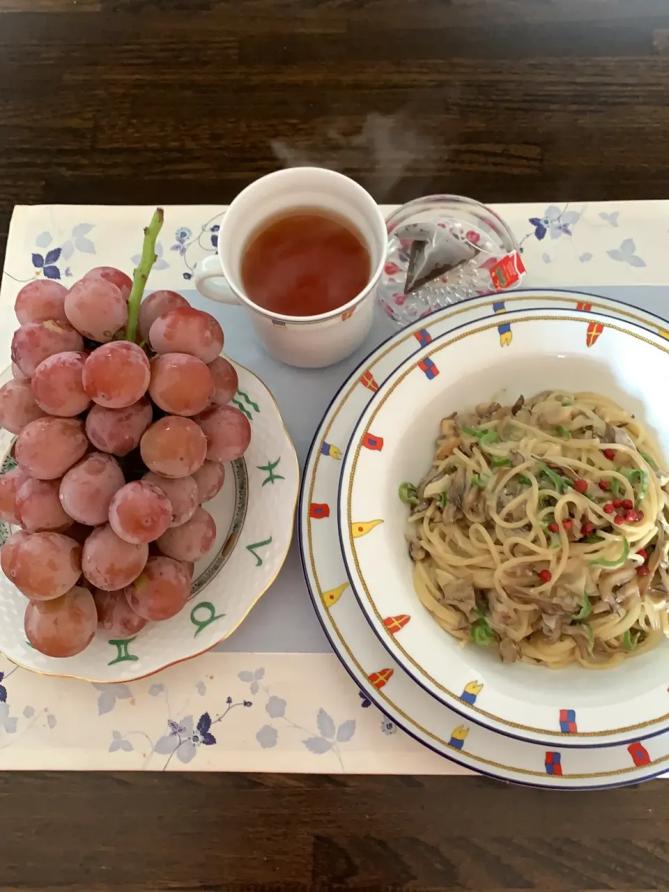 ゴルゴンゾーラのスパゲティとメルシーの葡萄🍇|tamemitiさん