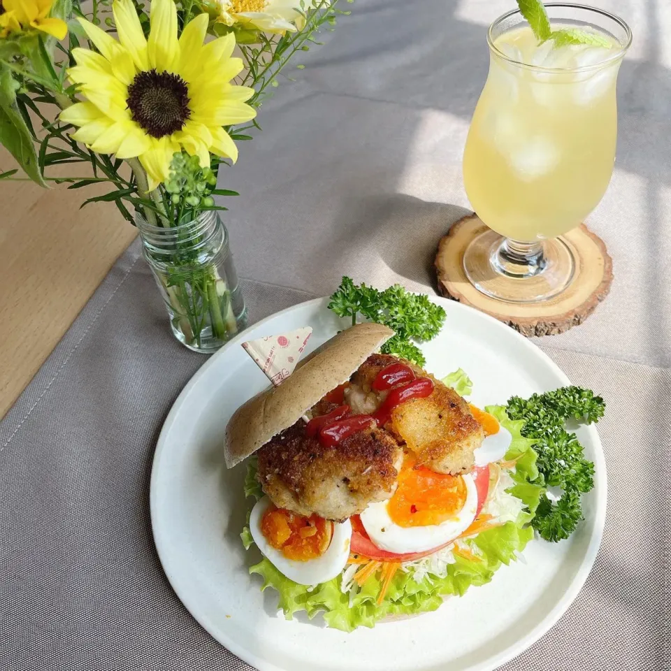 Snapdishの料理写真:8/26❤︎香味焼きチキン&半熟たまごベーグルサンド🥯🌱
〈サンド具材〉
・グラハムベーグル（ジェノエスクベーグル）
・香味焼きチキン（お弁当残り物）
・半熟たまご
・フリルレタス.キャベツ.トマト.人参
・ゼロカクネーブルオレンジ|Makinsさん