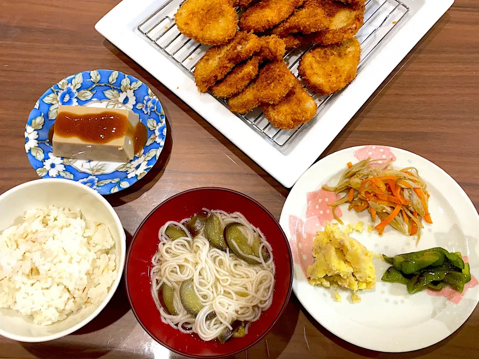 Snapdishの料理写真:茄子の煮麺　さつまいもとツナのマヨサラダ　ピーマンの焼き浸し　ごぼうのきんぴら　胡麻豆腐　ヒレカツ|おさむん17さん