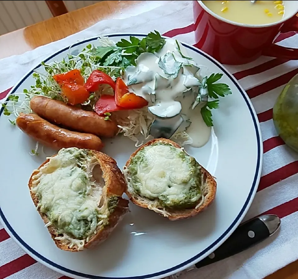 バジルバゲットで朝ごはん|えるえるさん