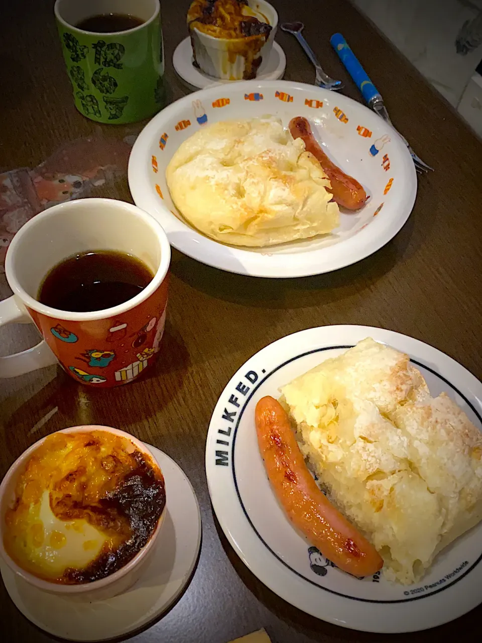 焼きウインナー　フォカッチャ　チーズとボロネーゼソースのローストエッグ🍳　コーヒー☕️|ch＊K*∀o(^^*)♪さん