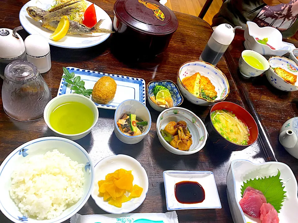 骨までパリパリ飛び魚揚げ　飛び子甘酢和え　飛び魚の練物揚げ　鰹の刺身　タコの酢の物　摺り豆腐と野菜の揚げ出し　山芋としめじの煮物　えのきと玉ねぎのお味噌汁|ch＊K*∀o(^^*)♪さん