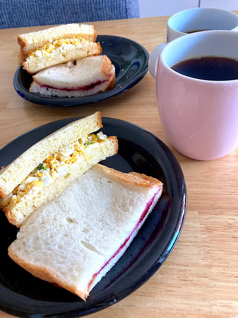 Snapdishの料理写真:朝ごはん〜ブリオッシュ食パンで卵サンド、生食パンでブラックベリージャムパン🥪😆🎵|さくたえさん