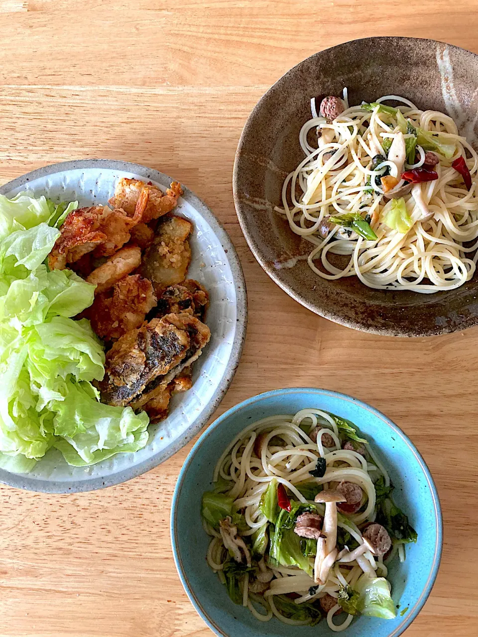 Snapdishの料理写真:アヒージョの残りでペペロンチーノ🌶＆秋刀魚とエビのフリット。甘酒、味噌、アマニオイルのドレッシングとレタスで。|さくたえさん