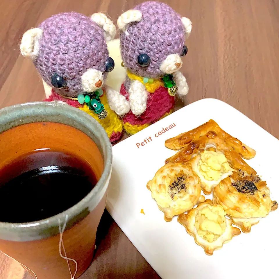 Snapdishの料理写真:おやつの時間西山珈琲と即席ミニパイ　ヽ(´ー｀)|chagashiさん