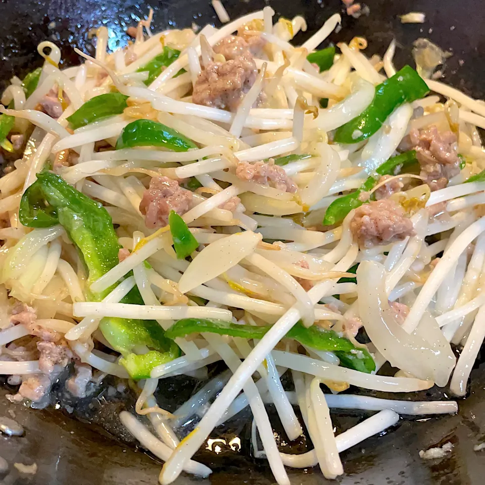 ひき肉ともやしのニンニク味覇炒め|gohan♡さん