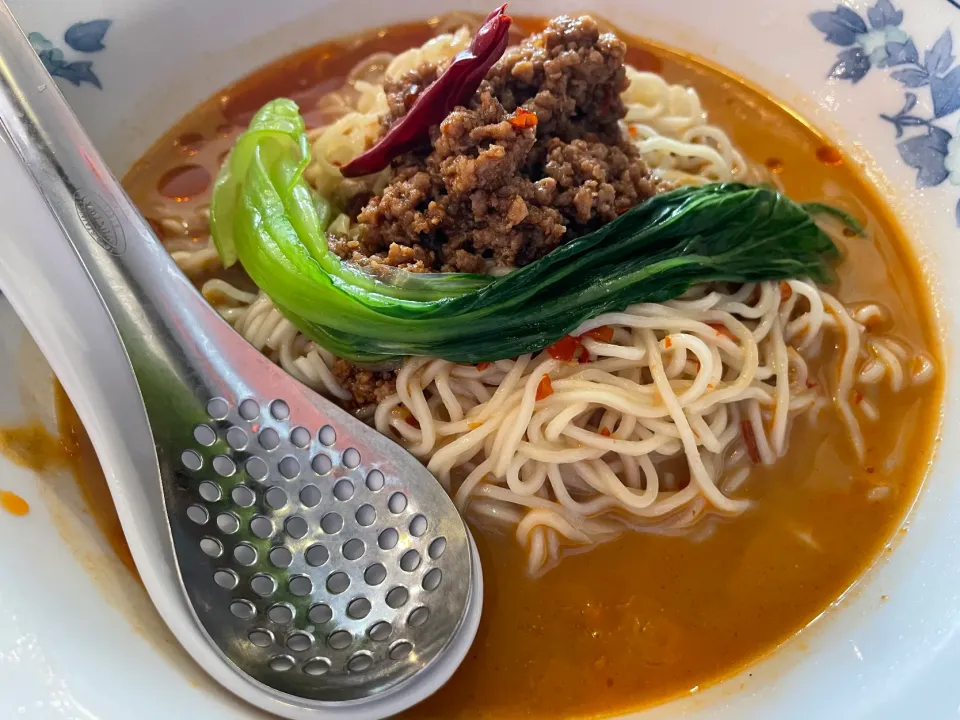 都心、あまりの暑さに食欲も減退。冷やし中華がなかったので、冷やし坦々麺をチョイスしましたが、満足。美味しくいただきました。|sniper66さん