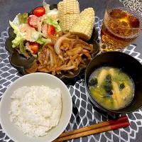 Snapdishの料理写真:生姜焼き、サラダ、白とうもろこし、味噌汁|miyakoさん