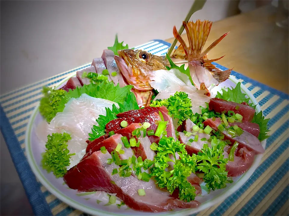 横須賀産朝獲り地カサゴ&宮城県産鰹のお刺身盛り合わせ(約500円)|やまひろさん